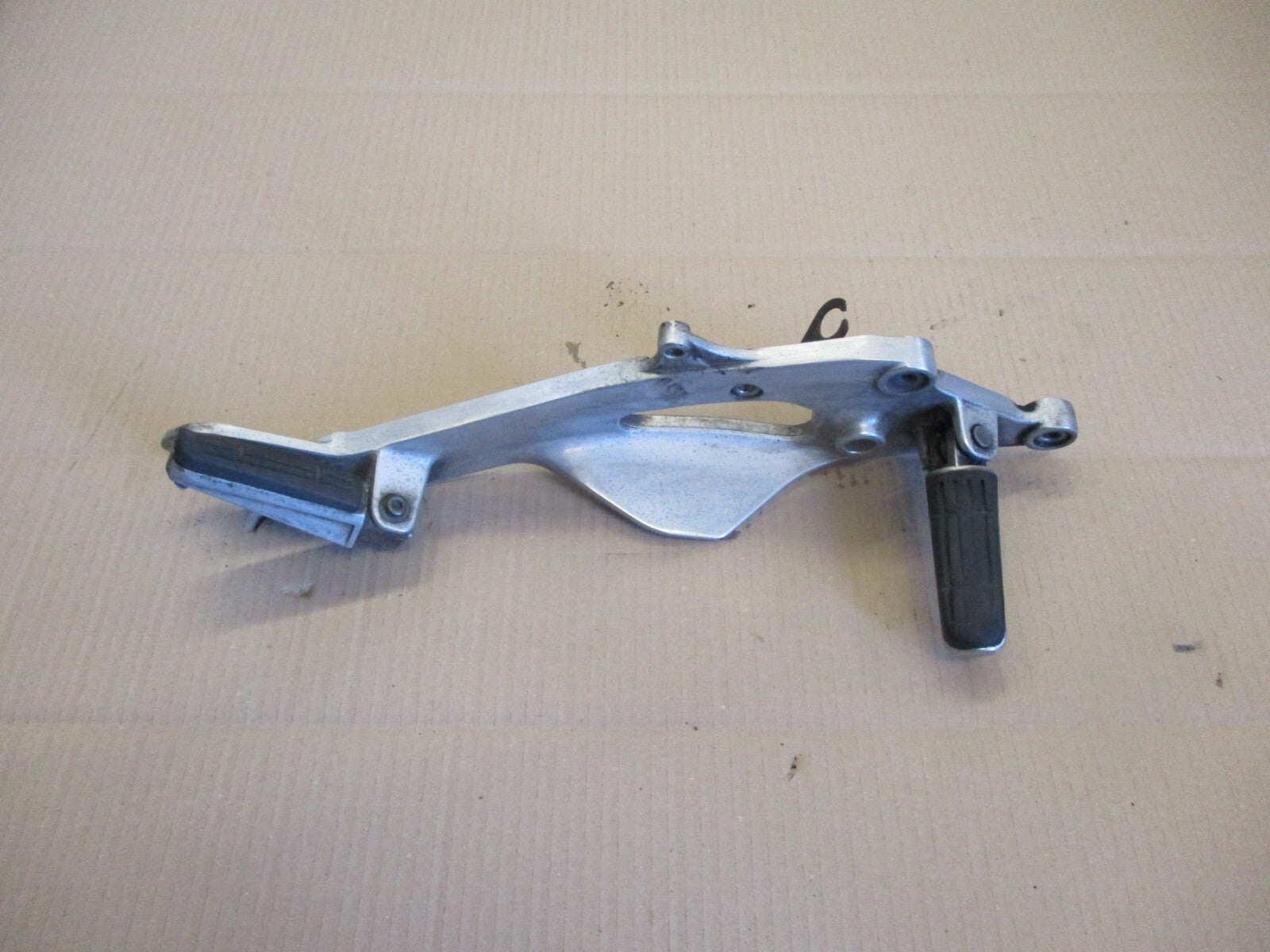 Platine cales pieds droite pour Yamaha 900 TDM - RN081 - 2002 / 2005
