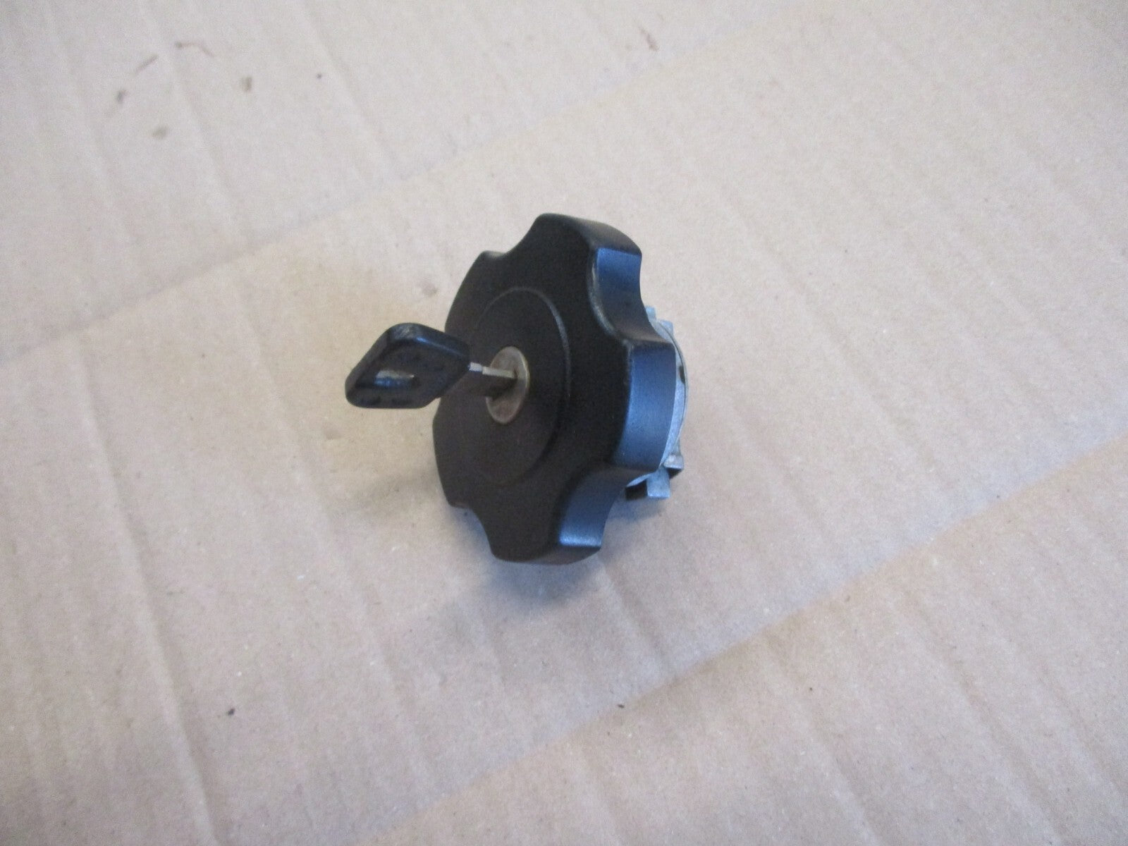 Bouchon essence à clé pour Yamaha 600 XTE - 3TB - 4PT - DJ02