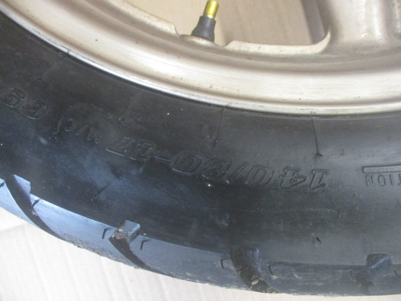 Roue arrière avec pneu très peu roulé pour Honda 750 VFR - RC24