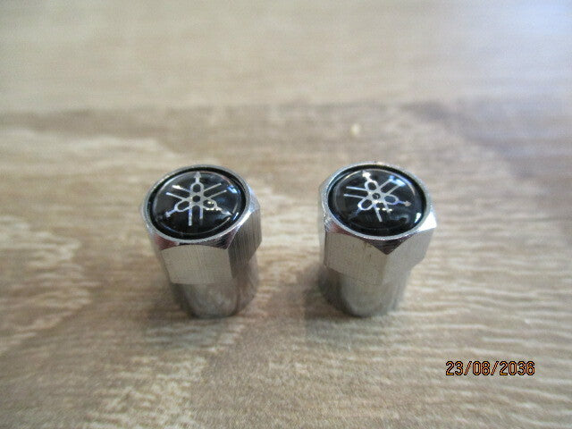 Bouchons de valve YAMAHA - Couleur chrome - Sigle sur fond noir - Quantité 2