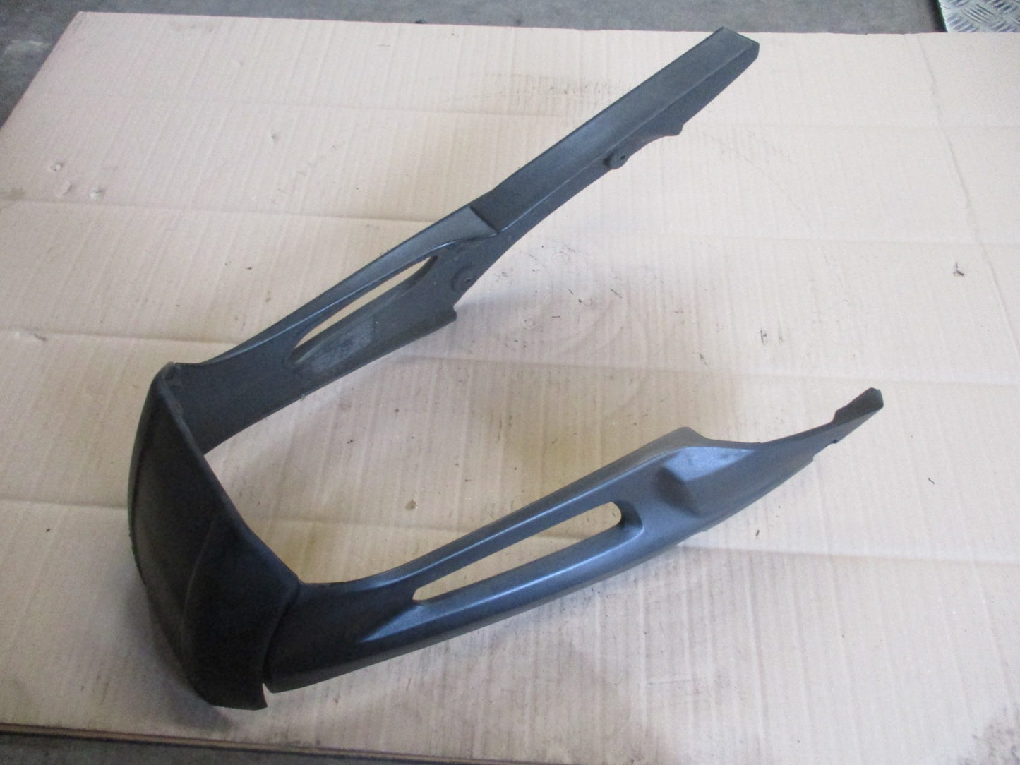 Protège chaîne passage de roue arrière pour Suzuki 650 XF Freewind