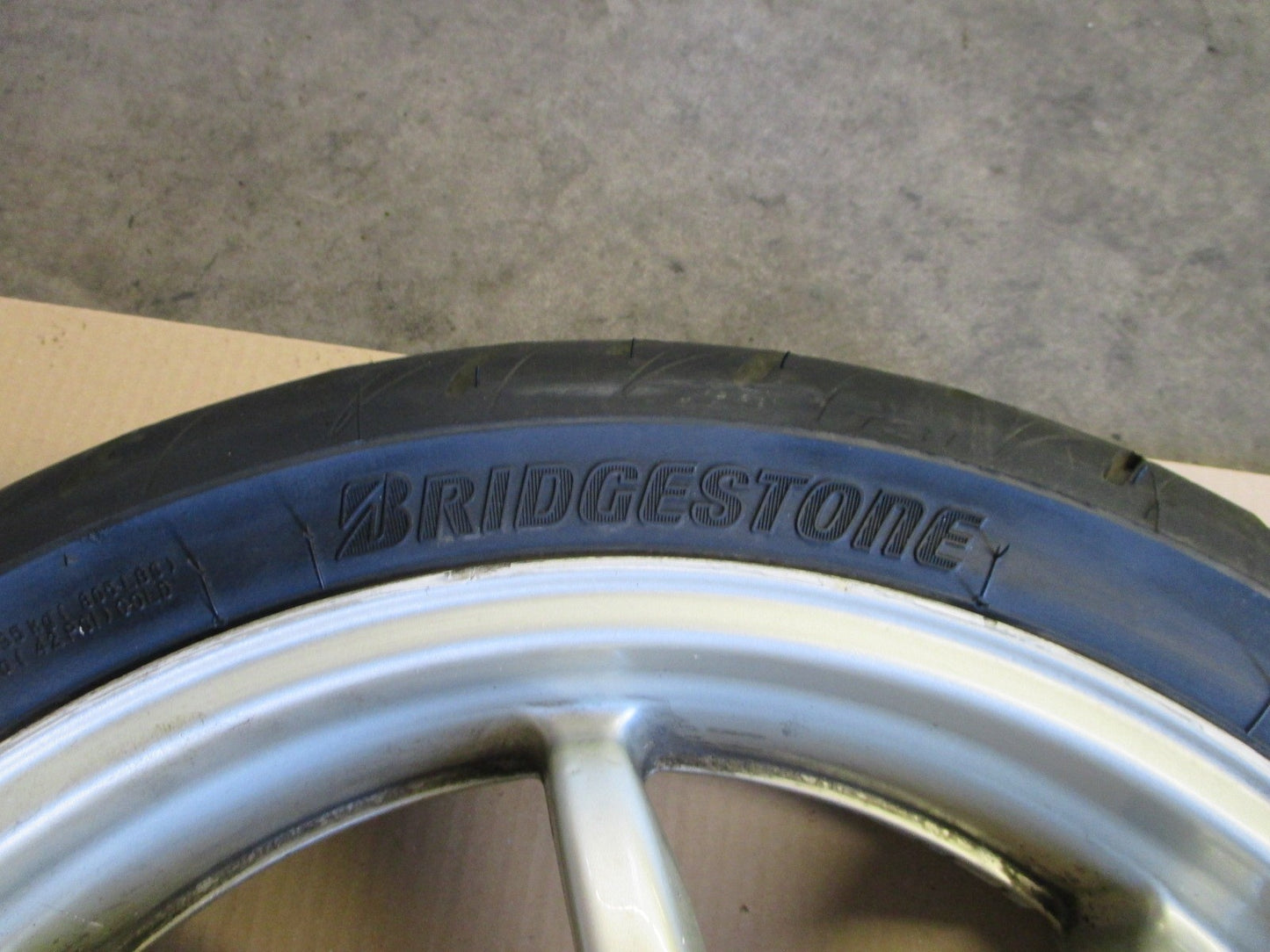 Roue arrière 8 branches avec pneu très peu roulé pour Honda 750 VFR - RC36-1