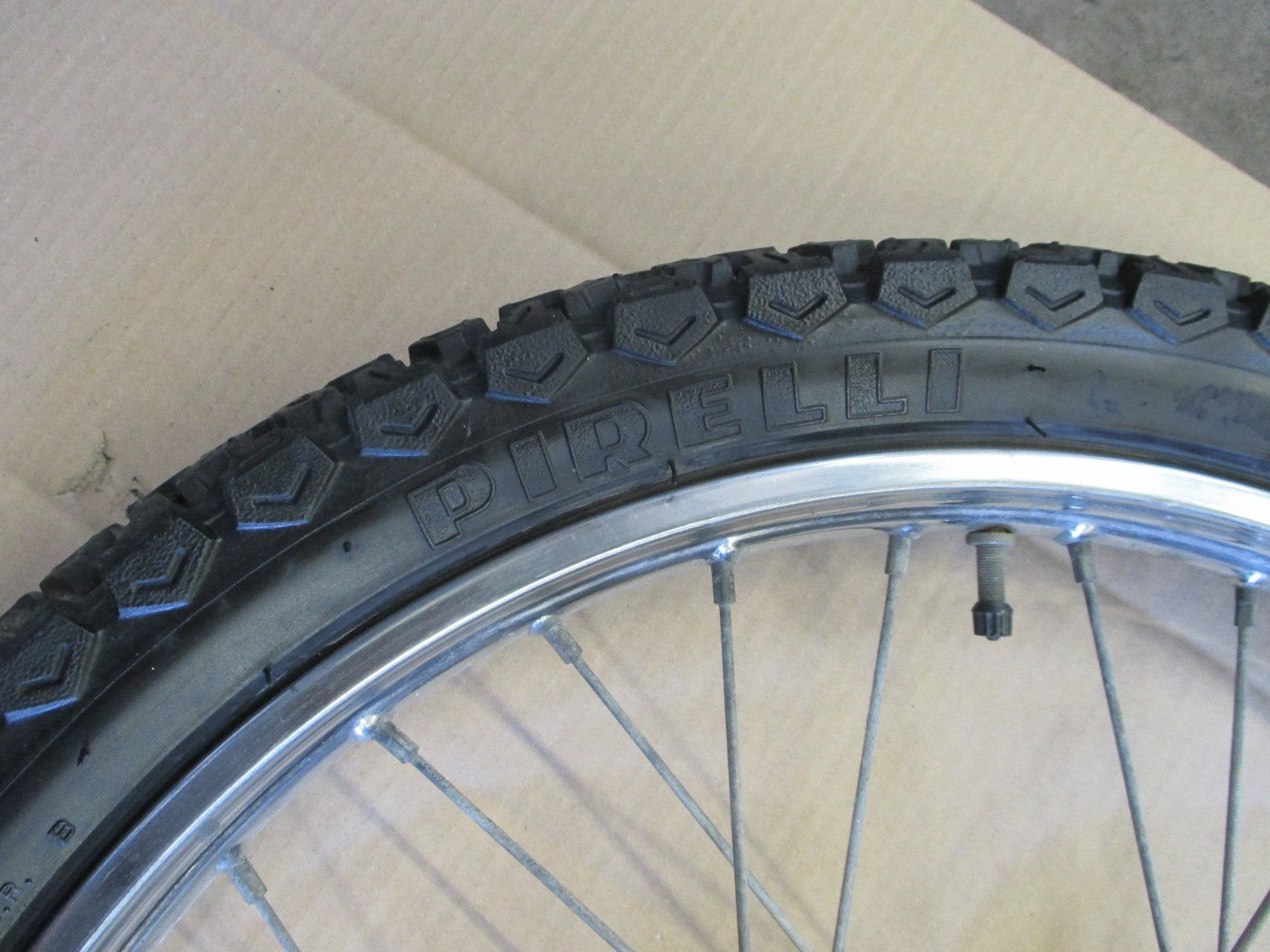 Roue avant avec pneu en bon état pour Suzuki 50 TS - ER21 - 5XAP