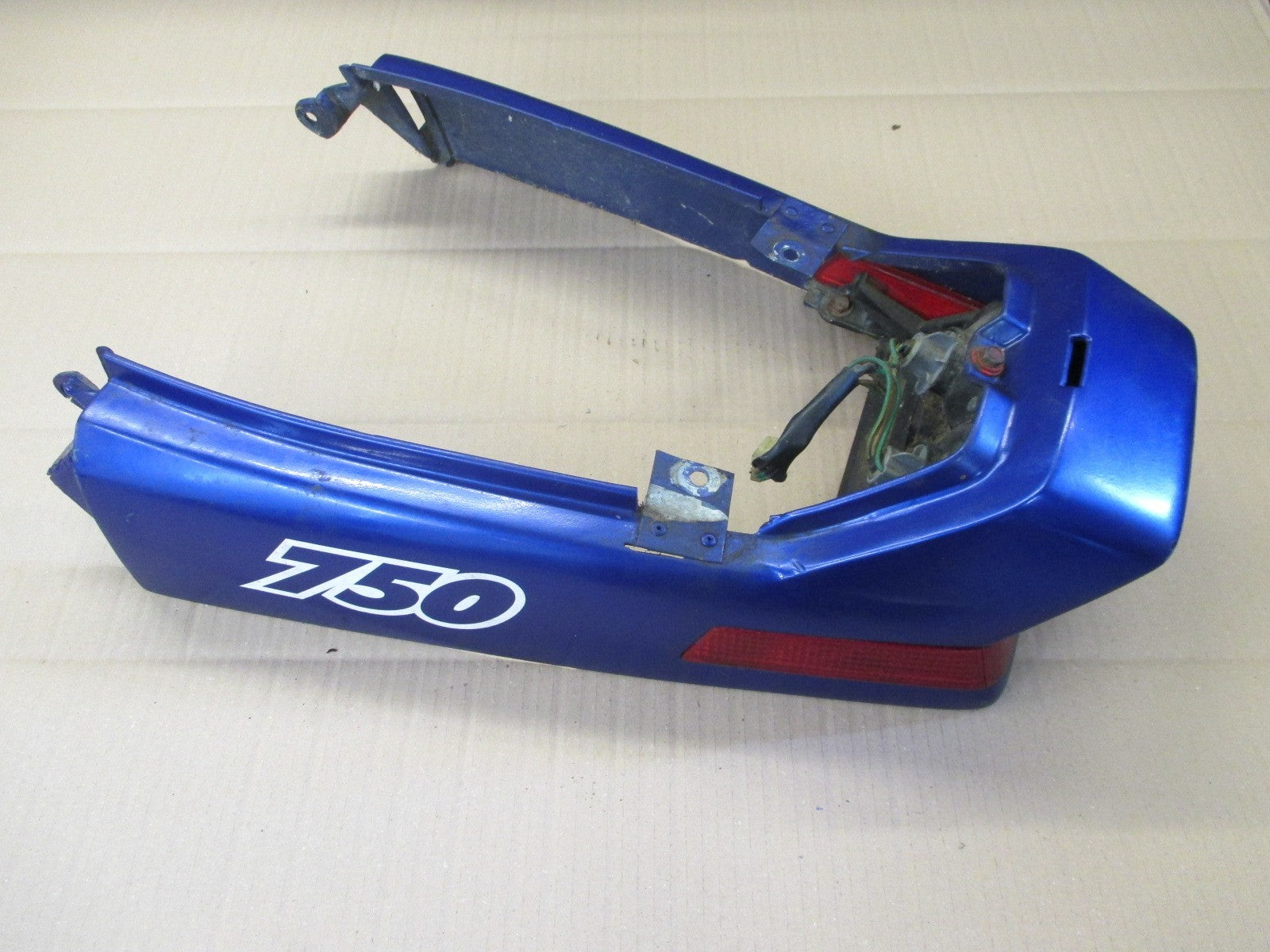 Dosseret + feu arrière pour Honda 750 VFR - RC24