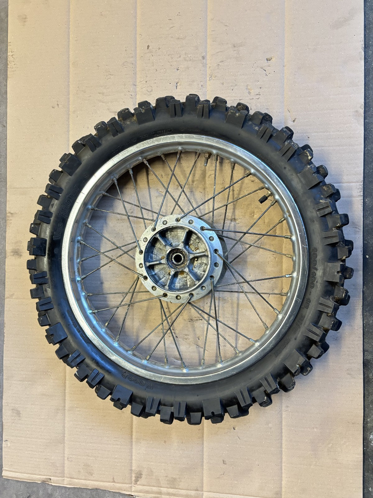Roue arrière avec pneu cross n'ayant pas roulé pour Kawasaki 125 KE - K1