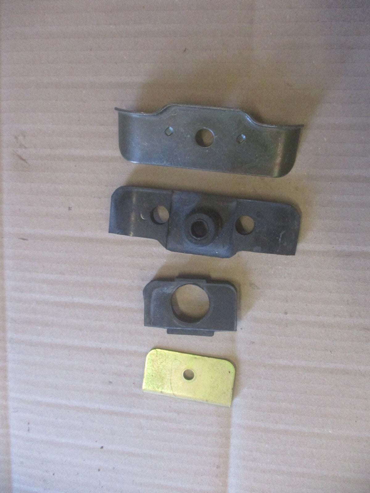 Fixation arrière de réservoir d'essence pour Yamaha 125 TW - DE01 - DE054