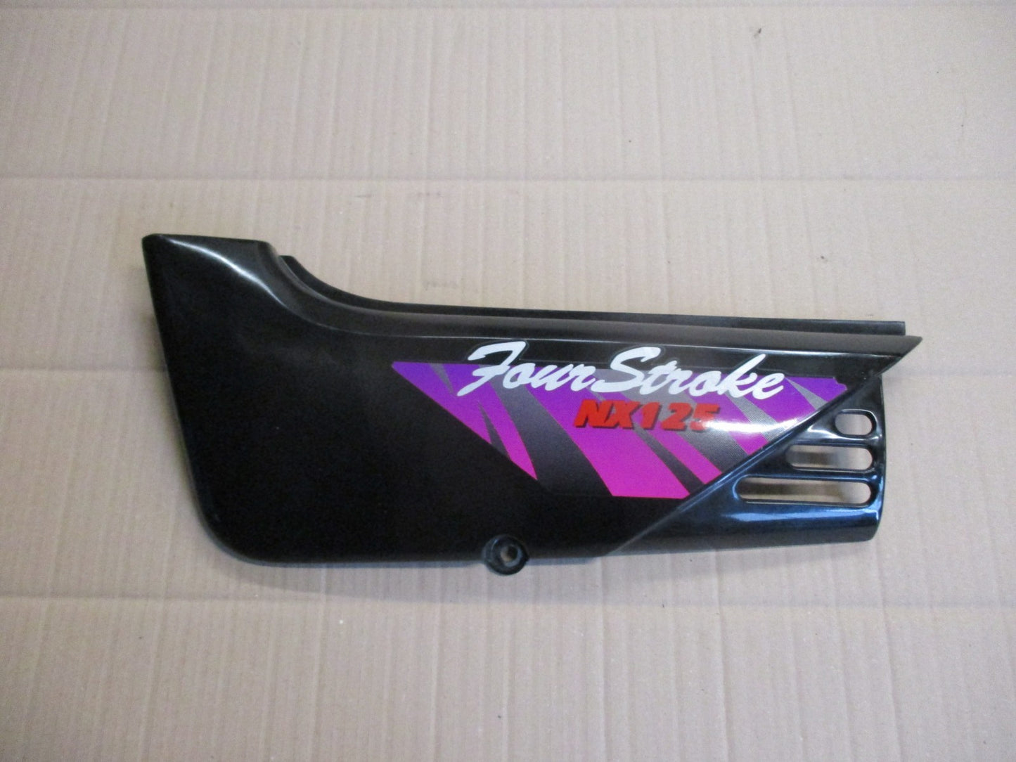 Cache latéral gauche pour Honda 125 NX Transcity - JD12