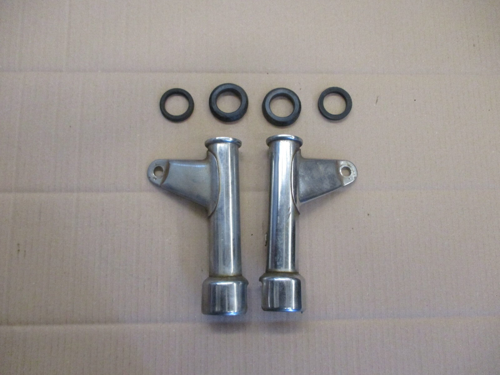 Pattes de phare + caoutchoucs pour Honda 125 CM - JC05