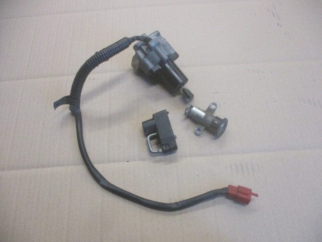 Nieman connecteur rouge + serrure de casque et selle Yamaha 125 TDR - 4FU - 5AE