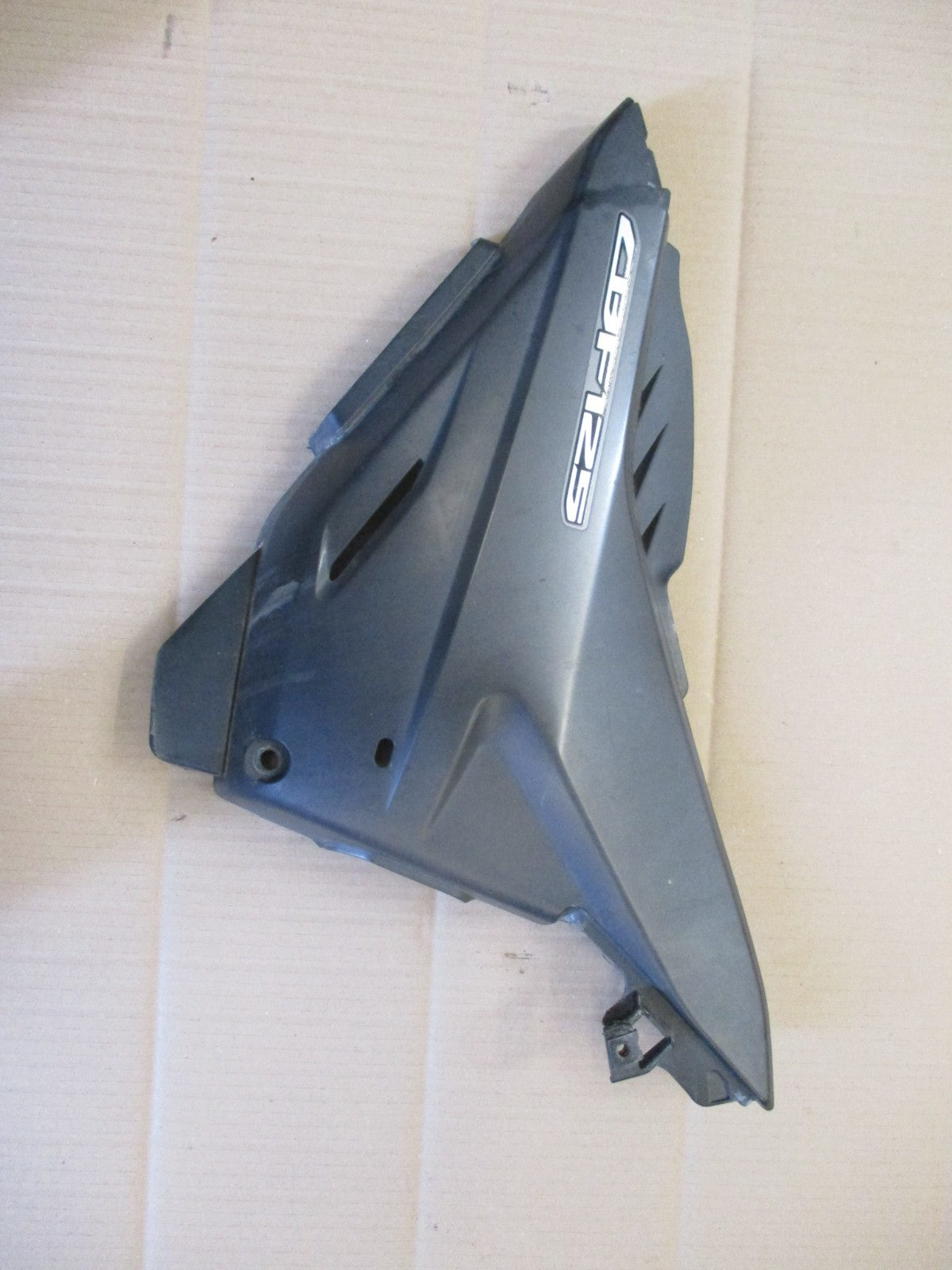 Cache latéral droit gris pour Honda 125 CBF - JC40A