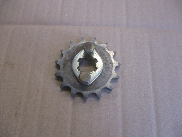 Pignon de sortie de boite + plaquette de fixation pour Suzuki 125 TSR - SF15A