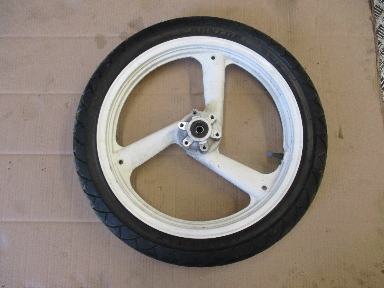 Roue avant avec pneu DUNLOP Arrowmax ayant peu roulé pour Yamaha 125 TZR - 2RL