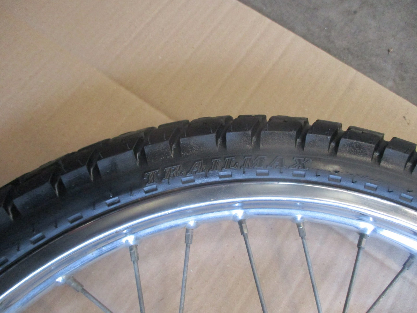 Roue avant avec pneu Dunlop Trailmax très peu roulé Yamaha 125 DTLC - 10V