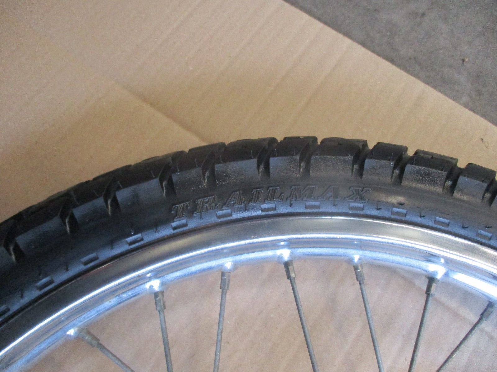 Roue avant avec pneu Dunlop Trailmax très peu roulé Yamaha 125 DTLC - 10V