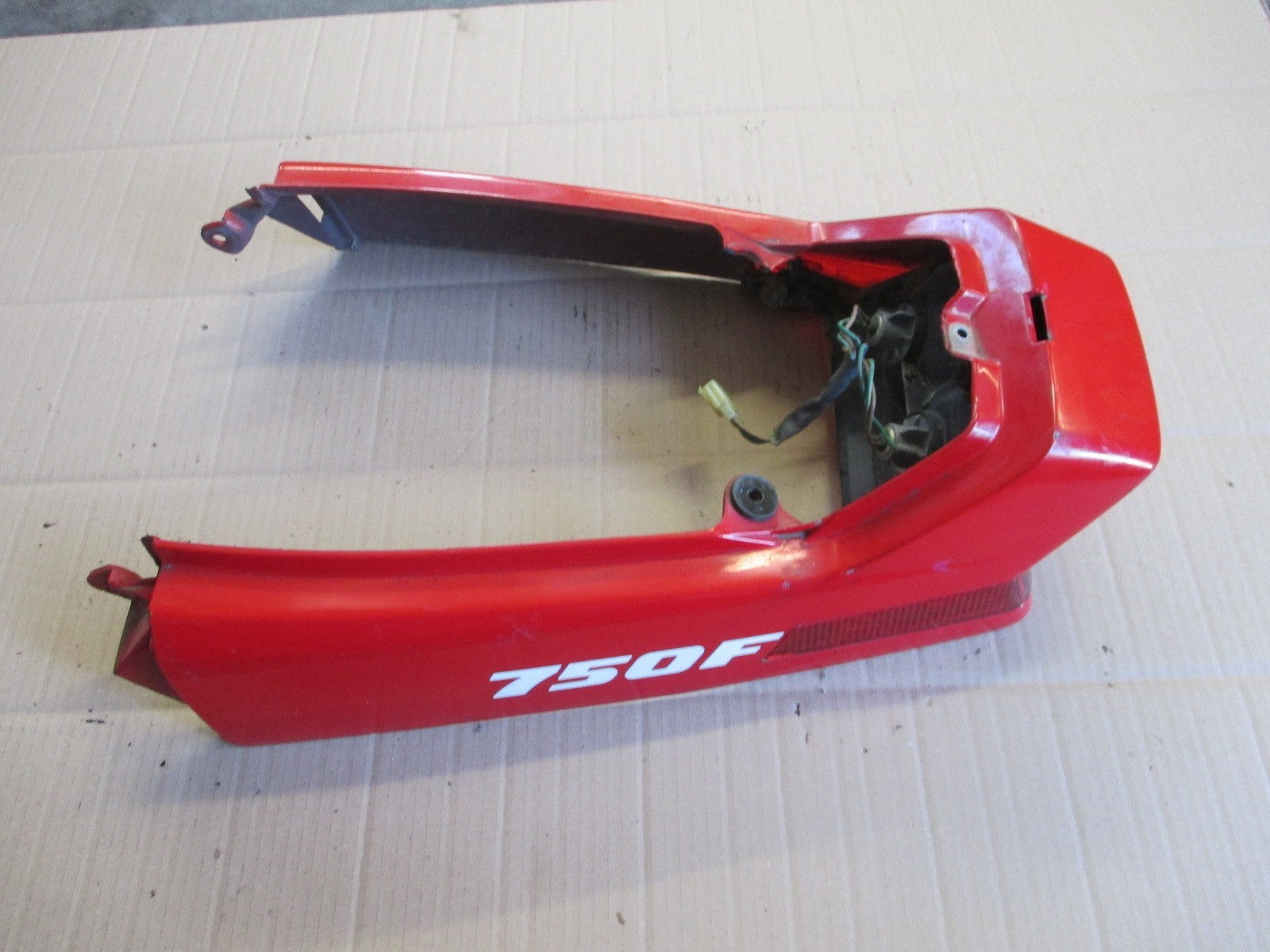 Dosseret + feu arrière pour Honda 750 VFR - RC24