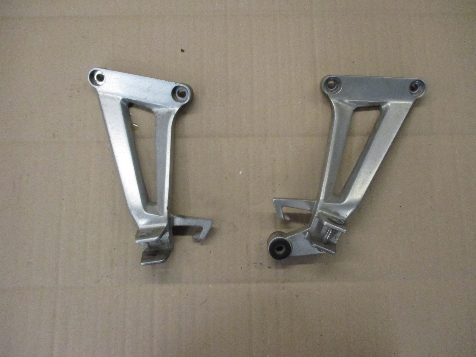 Supports cales pieds arrière pour Honda 125 CBR - JC34