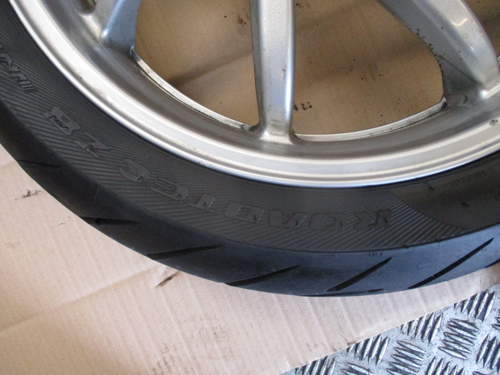 Roue arrière avec pneu bon état pour Honda 750 VFR - RC36 - Type 1 - 1990/1993