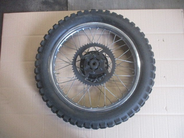 Roue arrière comme neuve avec pneu très peu roulé pour Yamaha 125 XT - 12V - 3YU