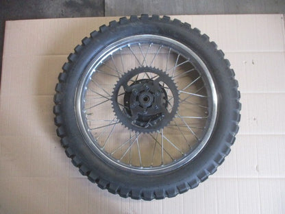 Roue arrière comme neuve avec pneu très peu roulé pour Yamaha 125 XT - 12V - 3YU