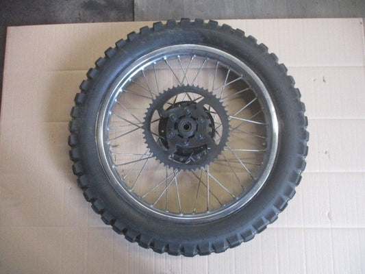 Roue arrière comme neuve avec pneu très peu roulé pour Yamaha 125 XT - 12V - 3YU