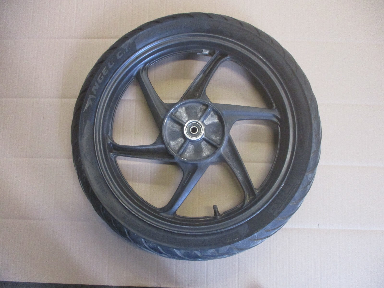 Roue arrière avec pneu peu roulé pour Honda 125 CBF - JC40A