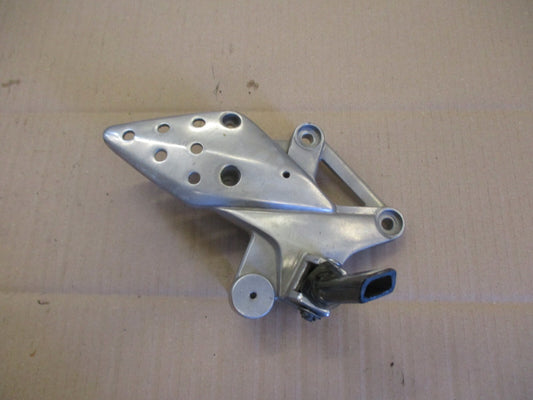 Platine cale pied avant droite pour Honda 125 CBR - JC34