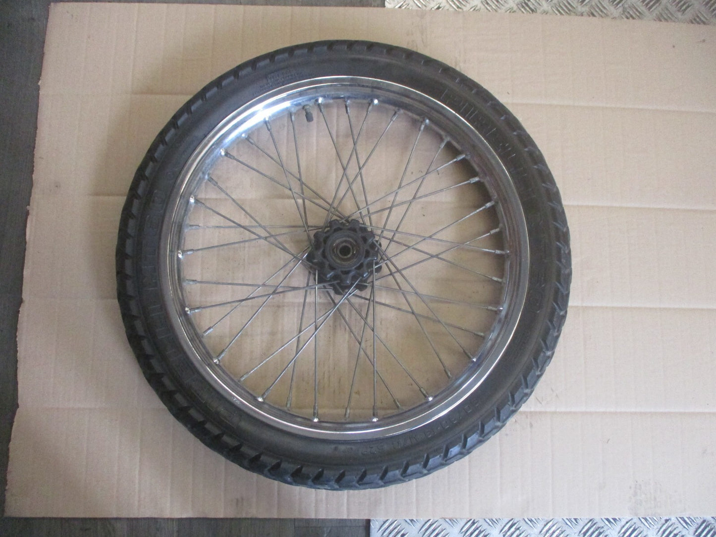 Roue avant avec pneu bon état pour Honda 125 CLR - City Fly - JD18A