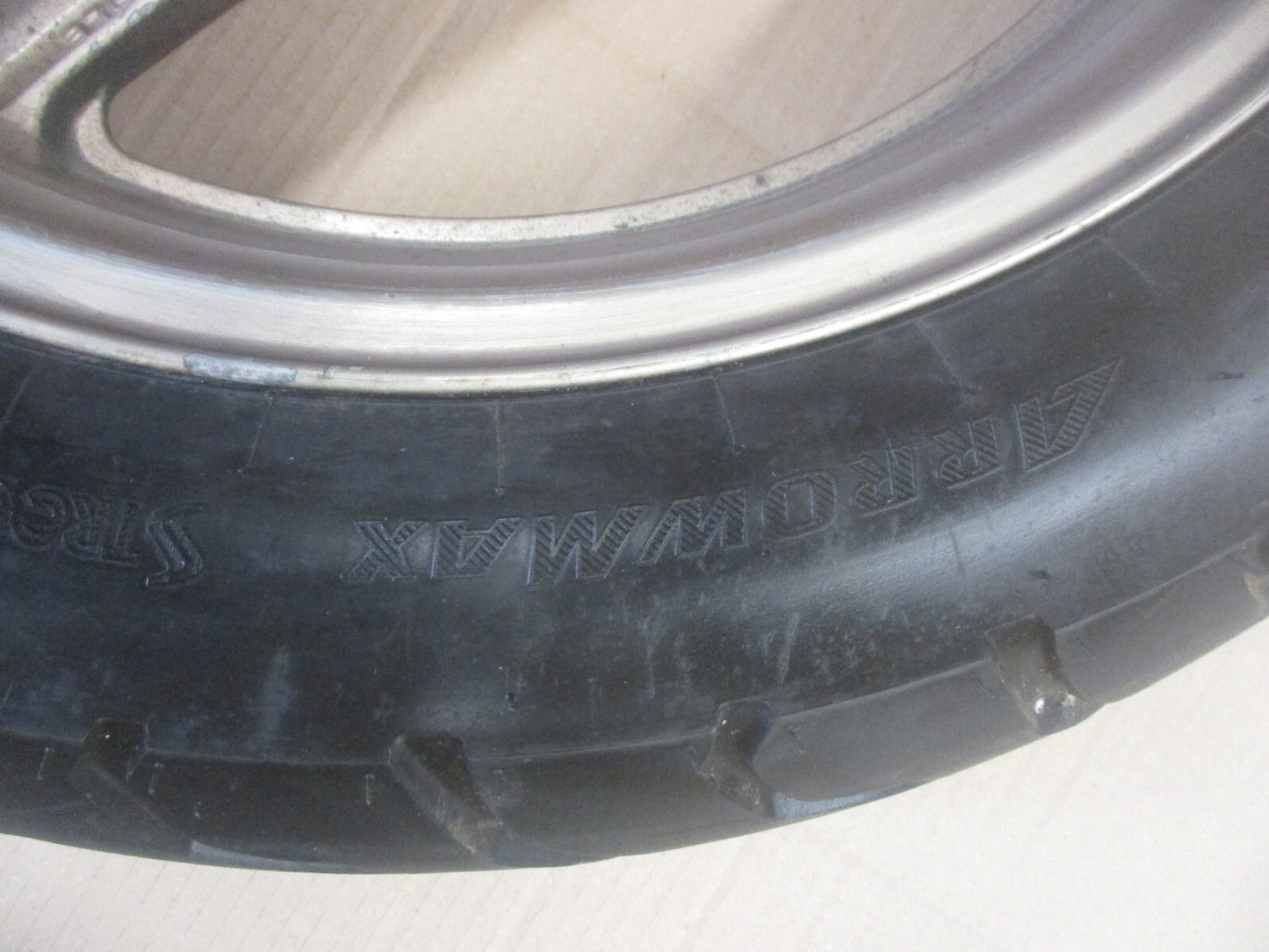 Roue arrière avec pneu très peu roulé pour Honda 750 VFR - RC24