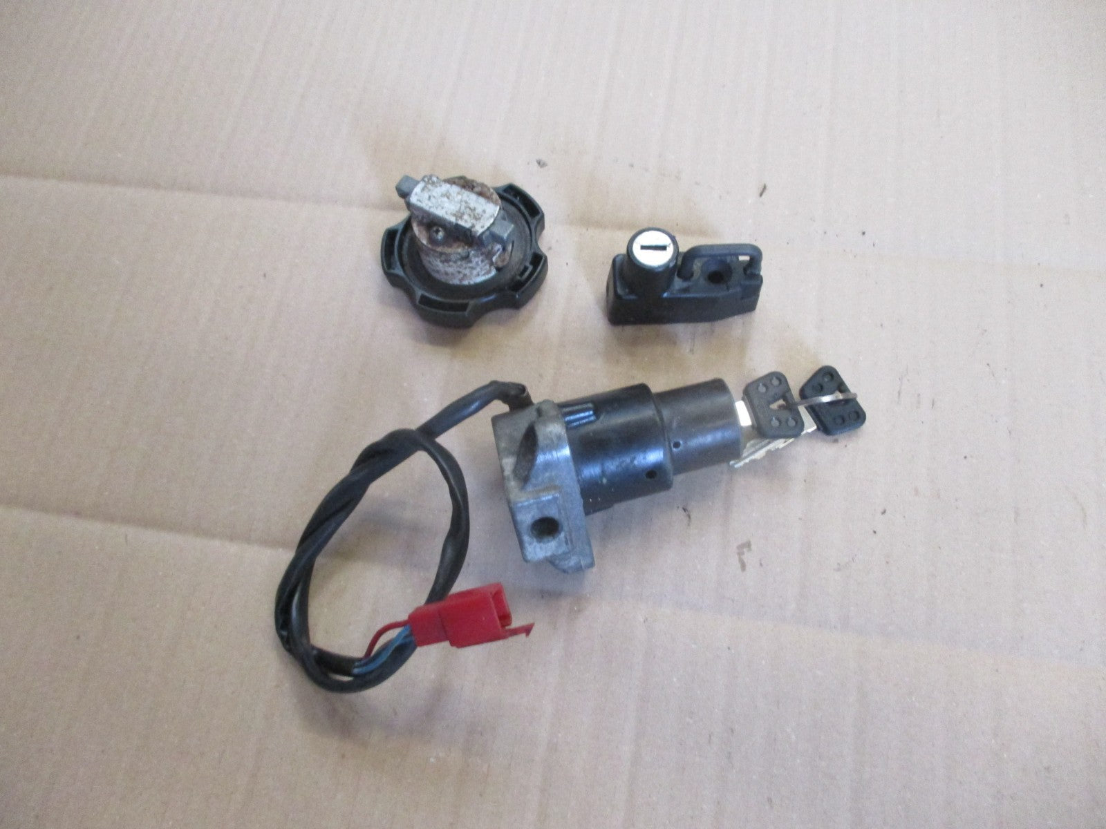 Nieman + bouchon essence + serrure de casque pour Yamaha 125 TW - DE01 - DE054