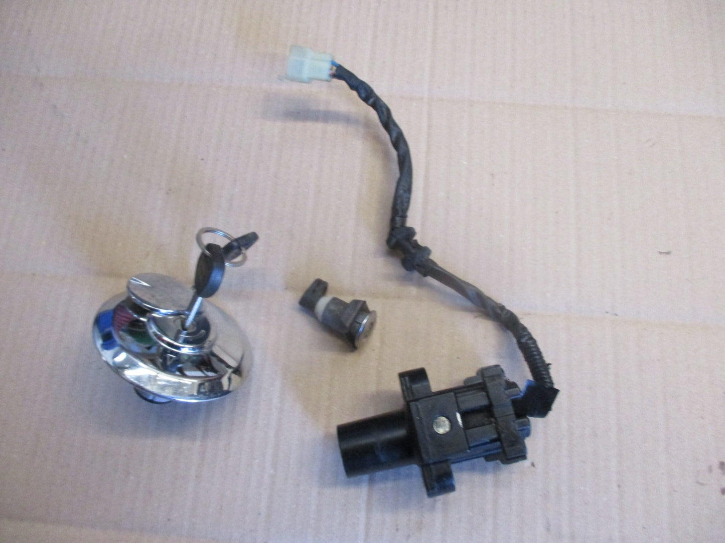 Nieman + bouchon + serrure de selle pour Honda 125 XLV Varadéro - JC32