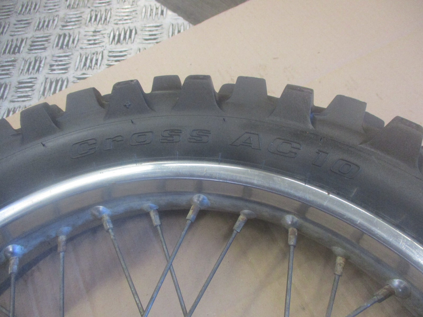 Roue arrière avec pneu Michelin en bon état pour Honda 125 XLS - XR