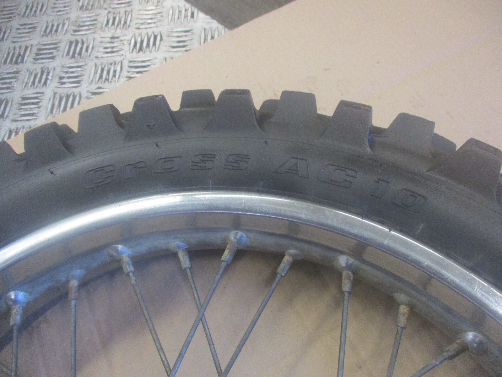 Roue arrière avec pneu Michelin en bon état pour Honda 125 XLS - XR