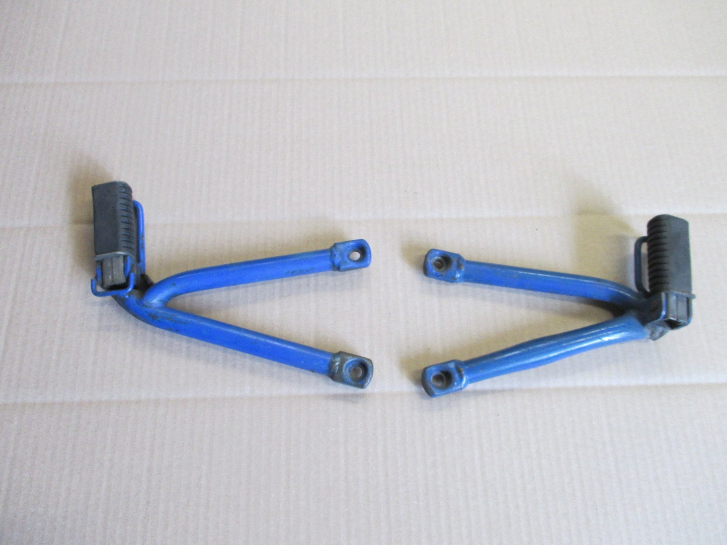 Cales pieds arrière pour Suzuki 600 DR - 650 DR - SN41A - SP41A (entraxe 10 cm)