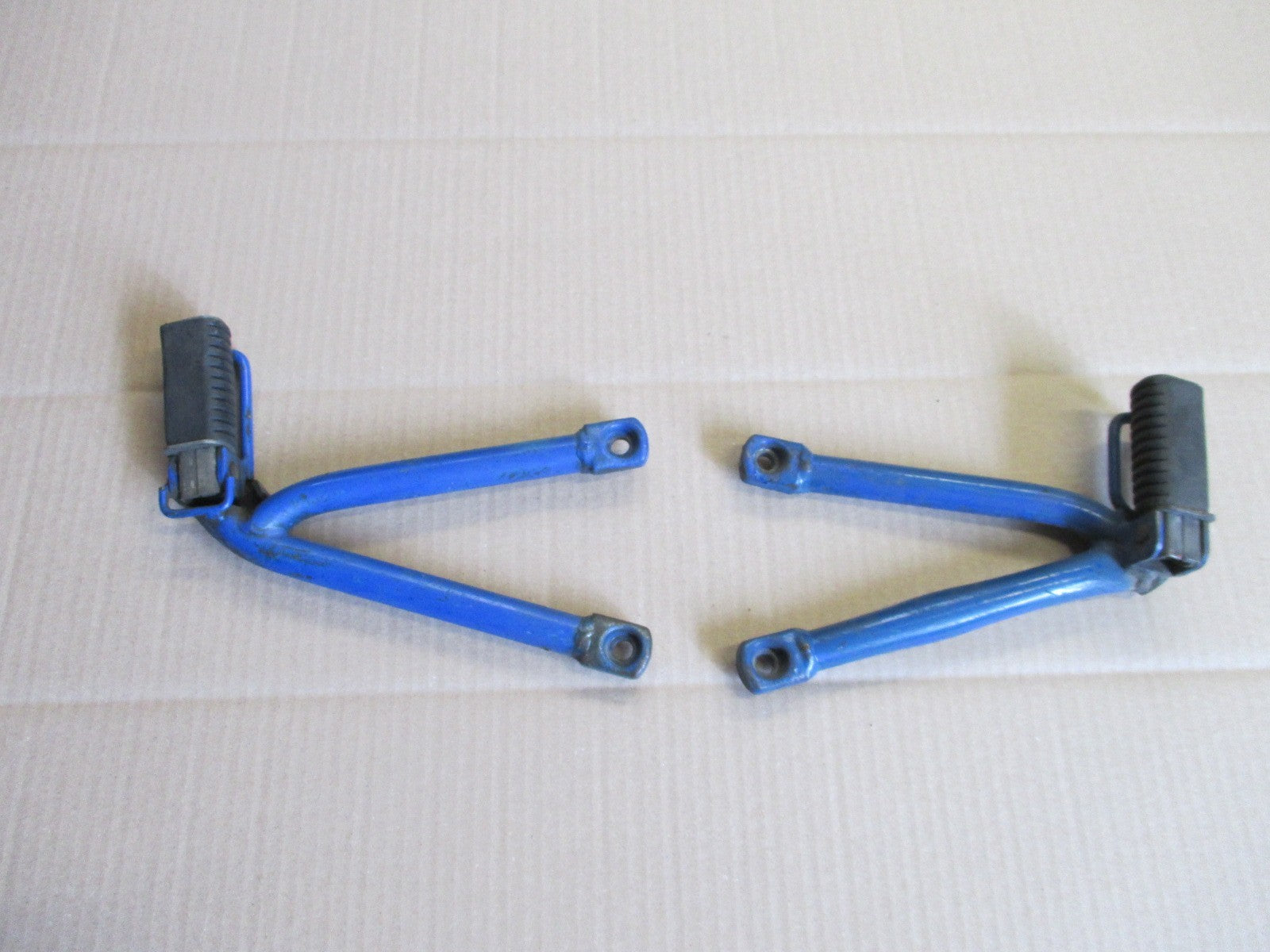 Cales pieds arrière pour Suzuki 600 DR - 650 DR - SN41A - SP41A (entraxe 10 cm)
