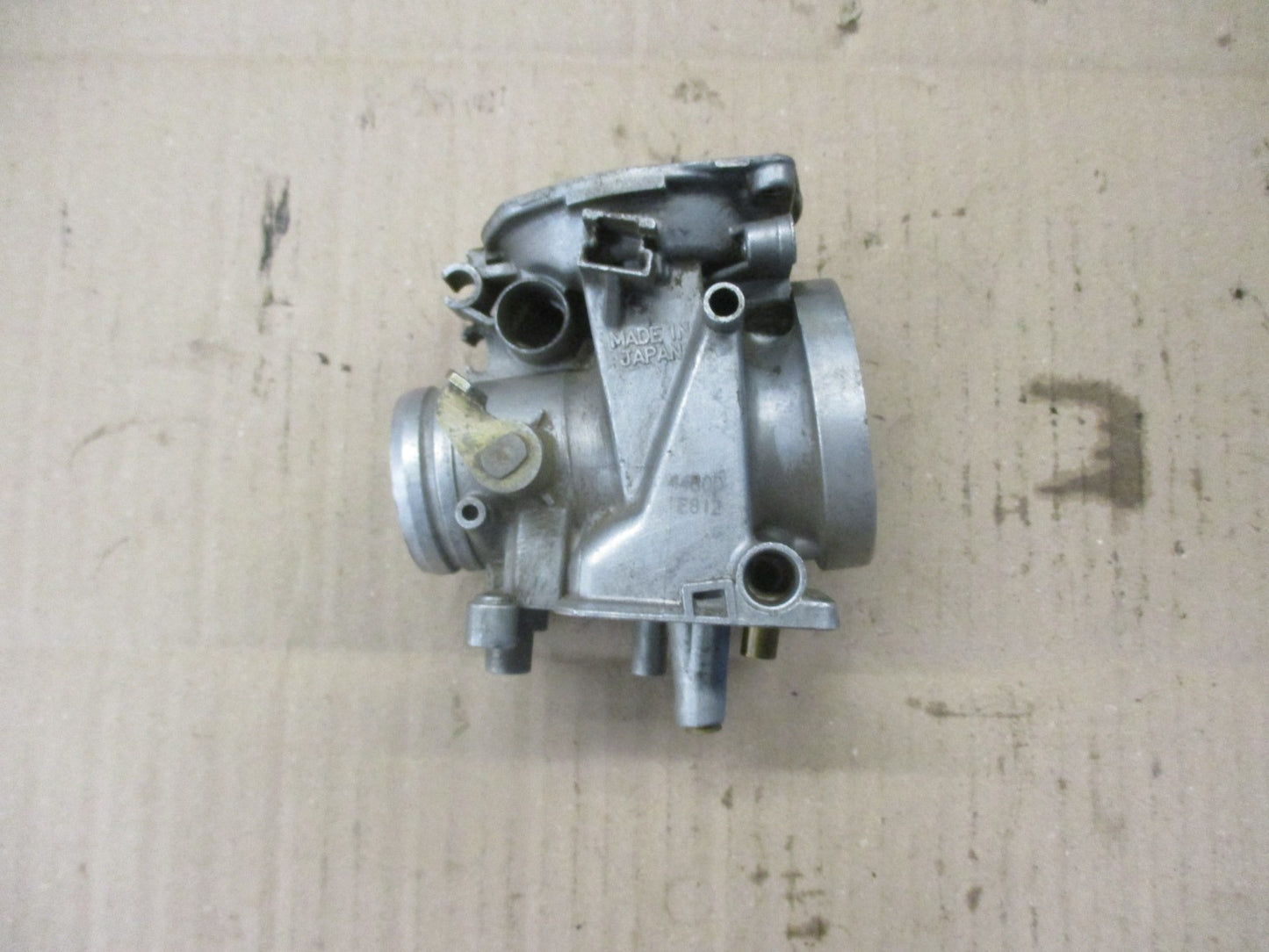 Corps de carburateur gauche pour Suzuki 750 DR - 800 DR - SR41A - SR42A