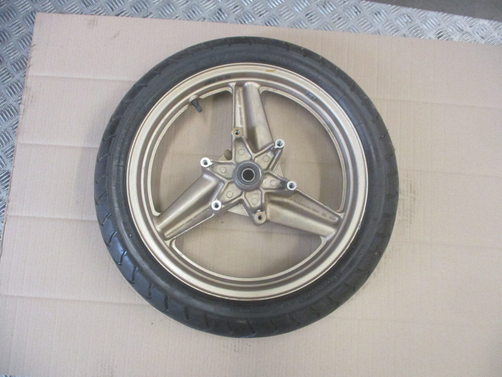 Roue avant avec pneu très peu roulé pour Honda 750 VFR - RC24