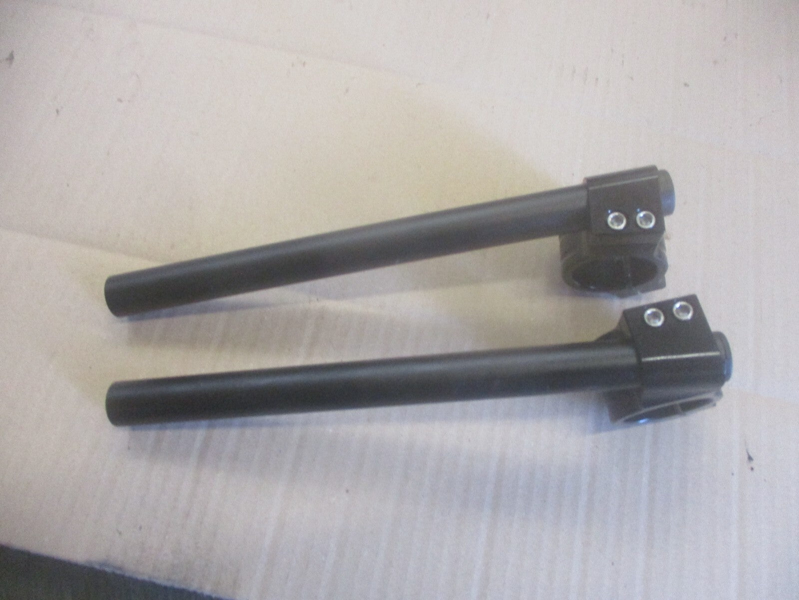 Bracelets, demis guidons pour routière sportive, pour tubes de fourche en 41mm