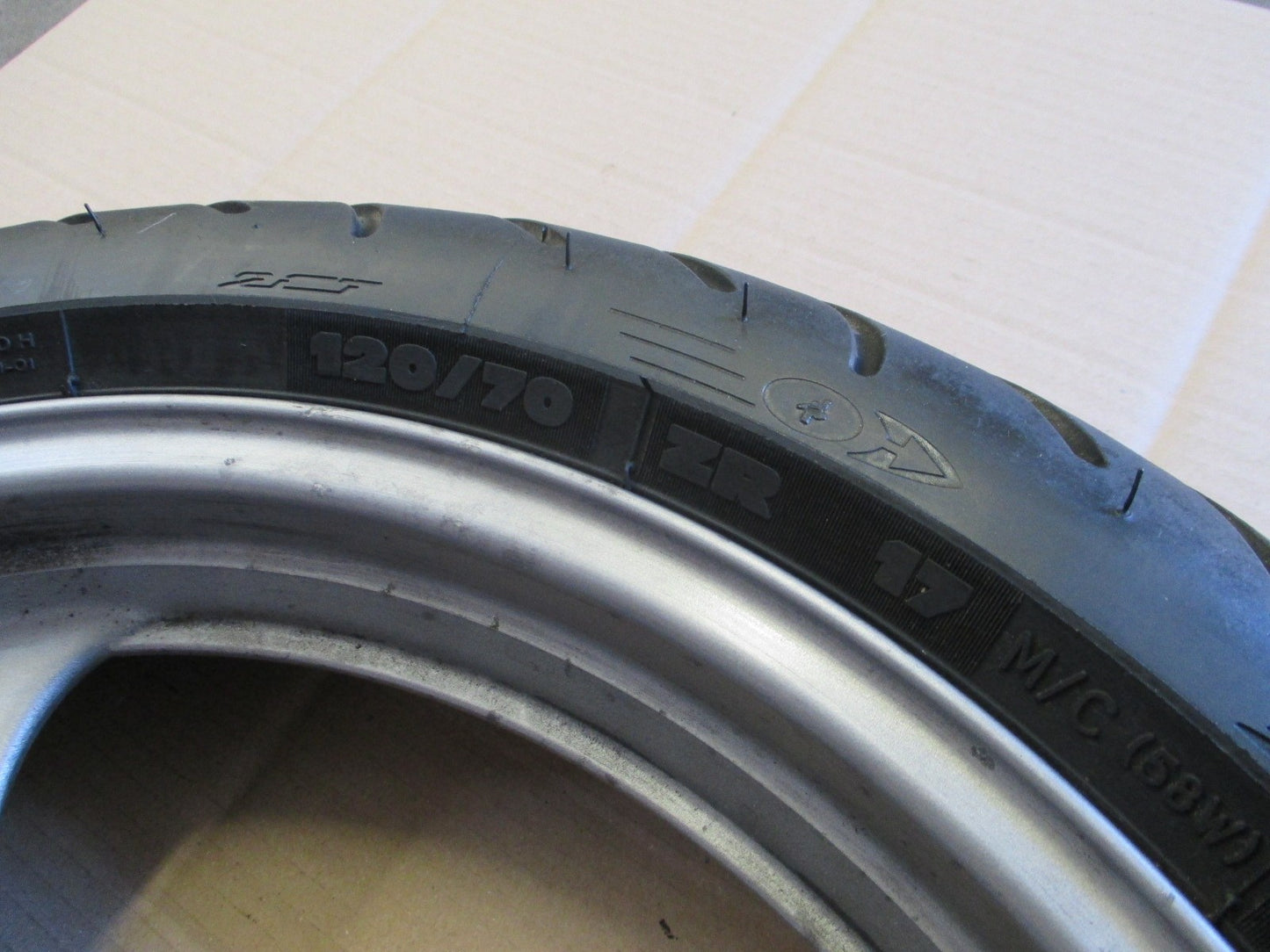 Roue avant avec pneu MICHELIN très peu roulé pour Honda 650 NTV REVERE - RC33