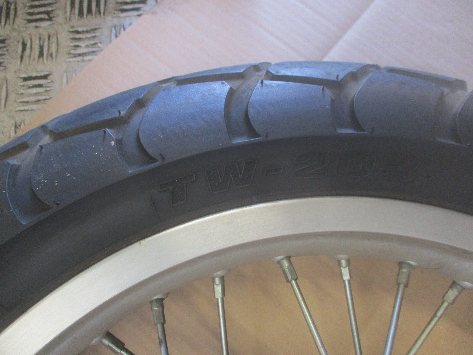Roue avant avec pneu BRIDGESTON TW-203 bon état Yamaha 125 TW - DE01 - DE054