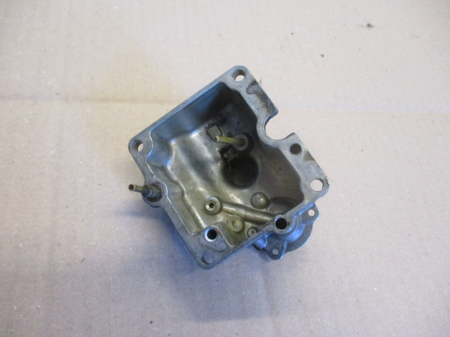 Cuve de carburateur pour Suzuki 600 DR - 650 DR - SN41A - SP41A