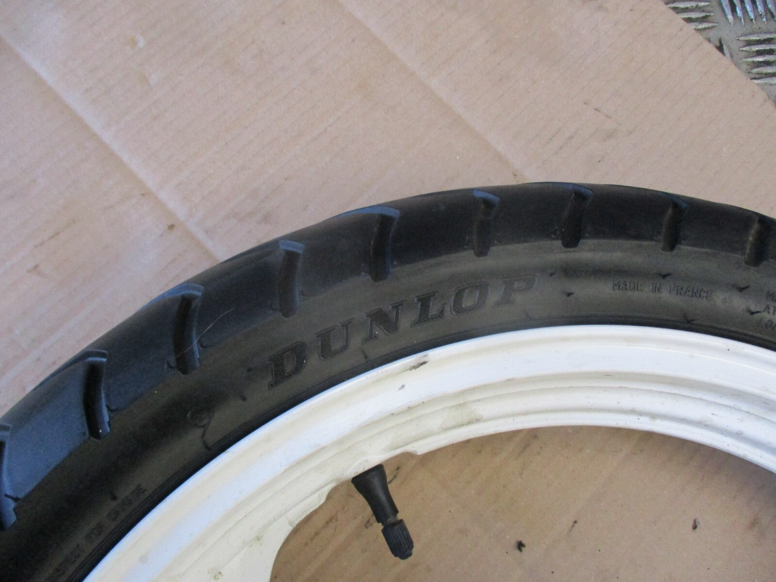 Roue arrière avec pneu DUNLOP Arrowmax ayant peu roulé pour Yamaha 125 TZR - 2RL