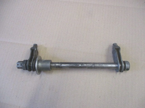 Axe de roue arrière pour Suzuki 125 TS - 1976