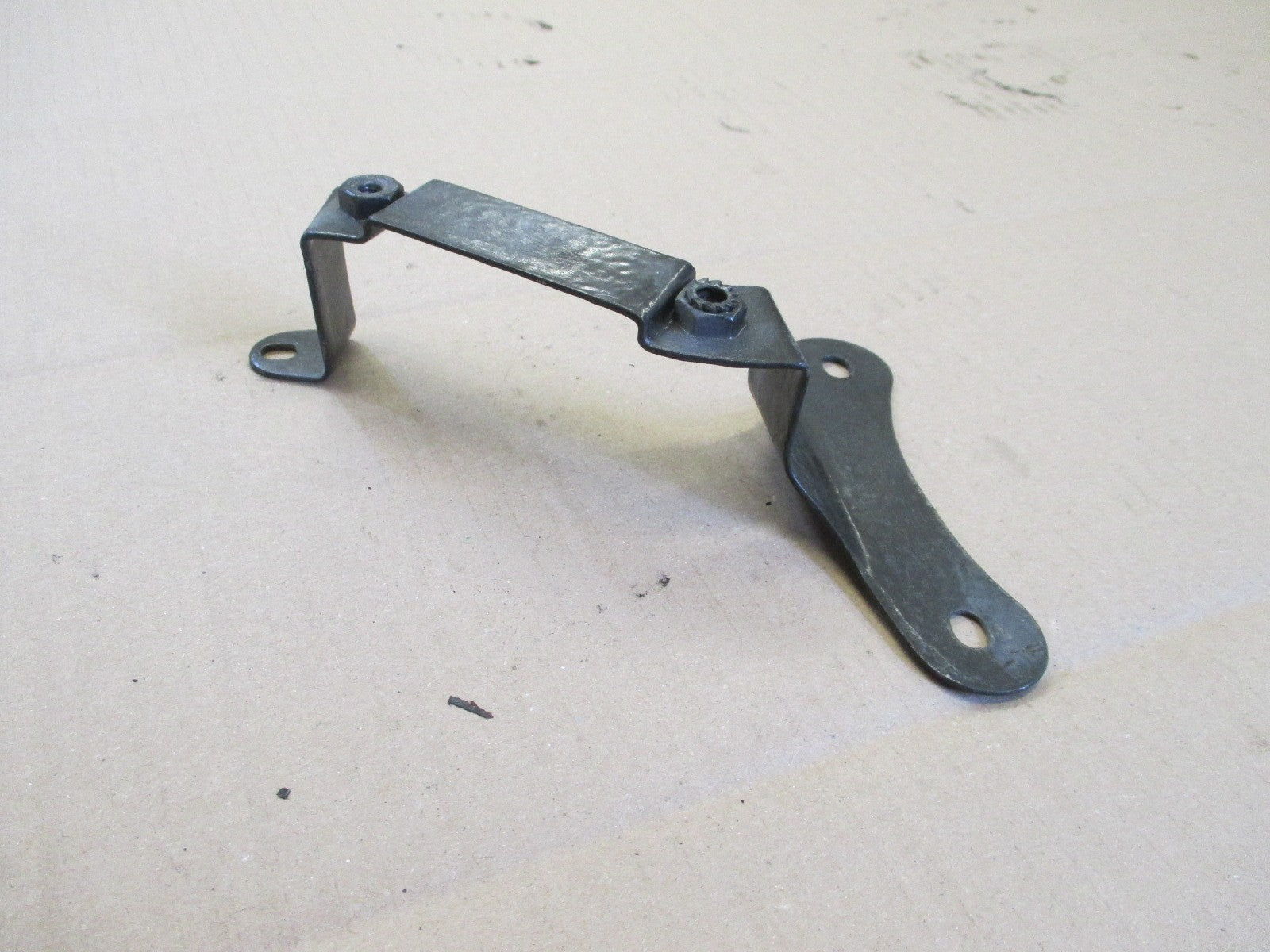 Patte de fermeture pour Yamaha 125 AT1 - AT2