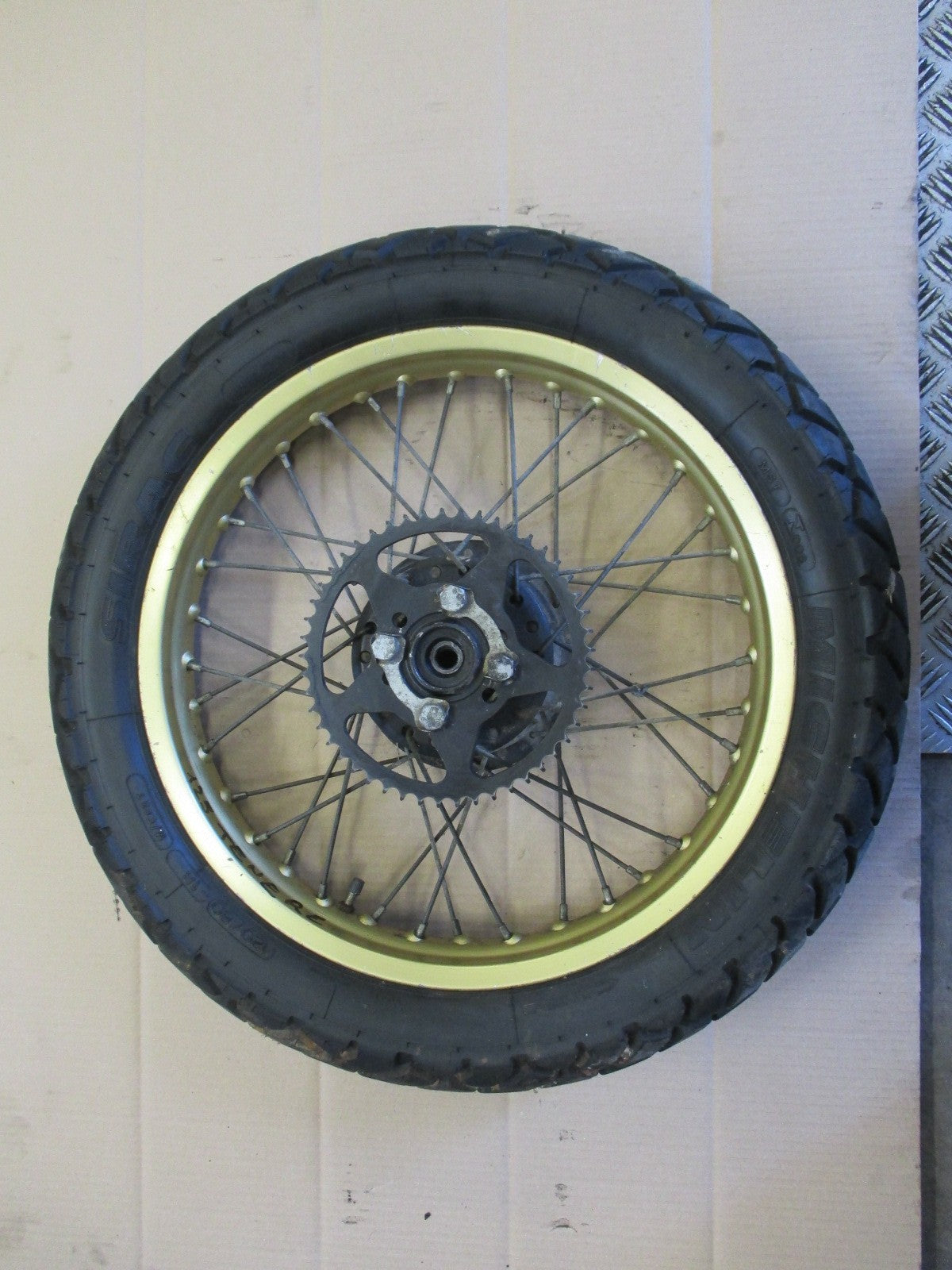 Roue arrière avec pneu Michelin très peu roulé pour Yamaha 125 Ténéré - BLG
