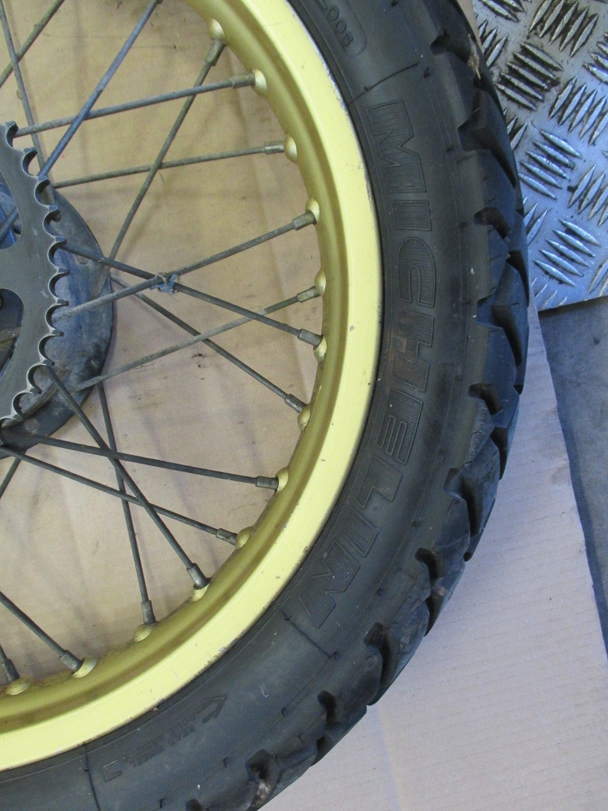 Roue arrière avec pneu Michelin très peu roulé pour Yamaha 125 Ténéré - BLG