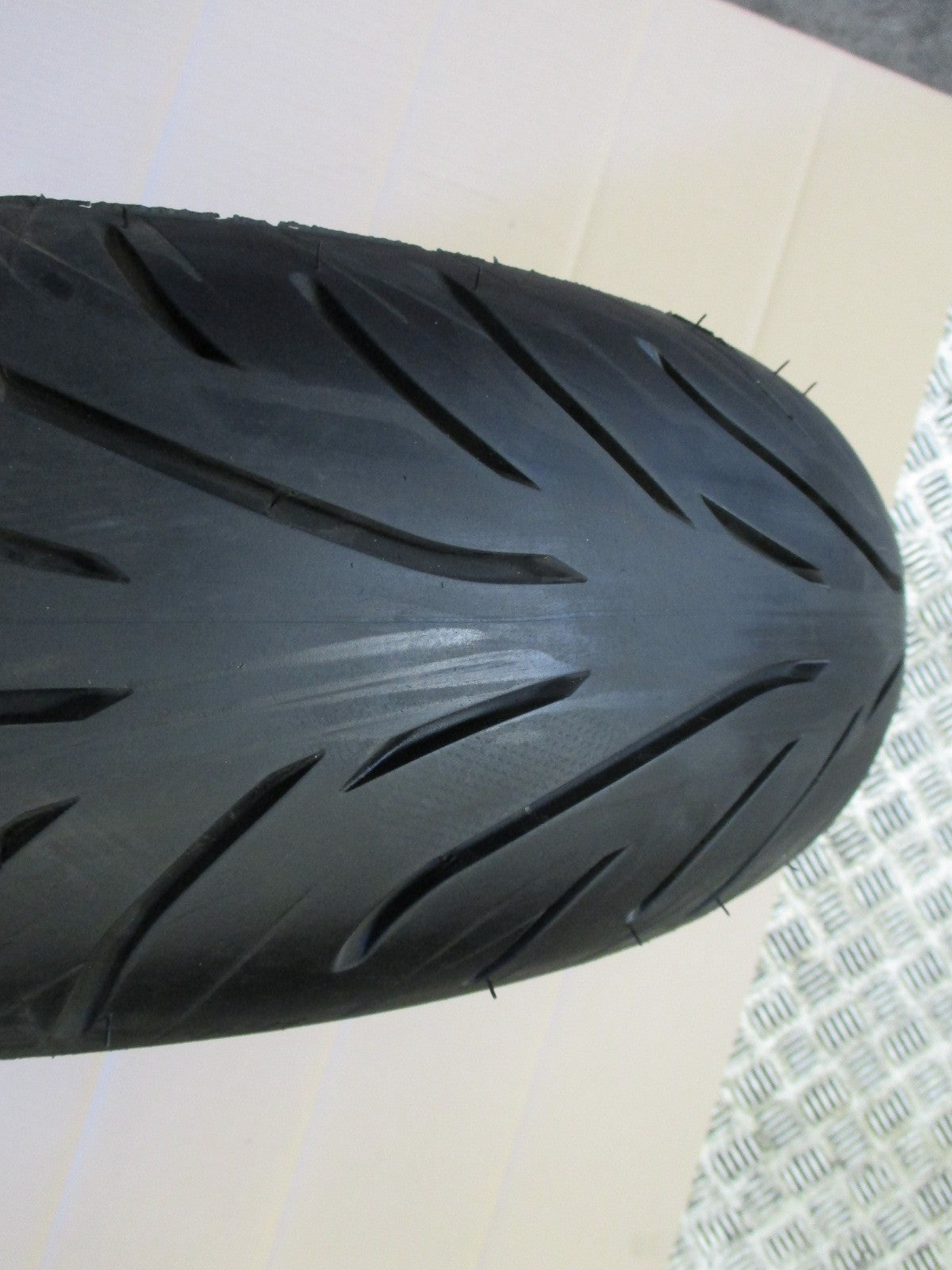 Roue arrière 8 branches avec pneu très peu roulé pour Honda 750 VFR - RC36-1