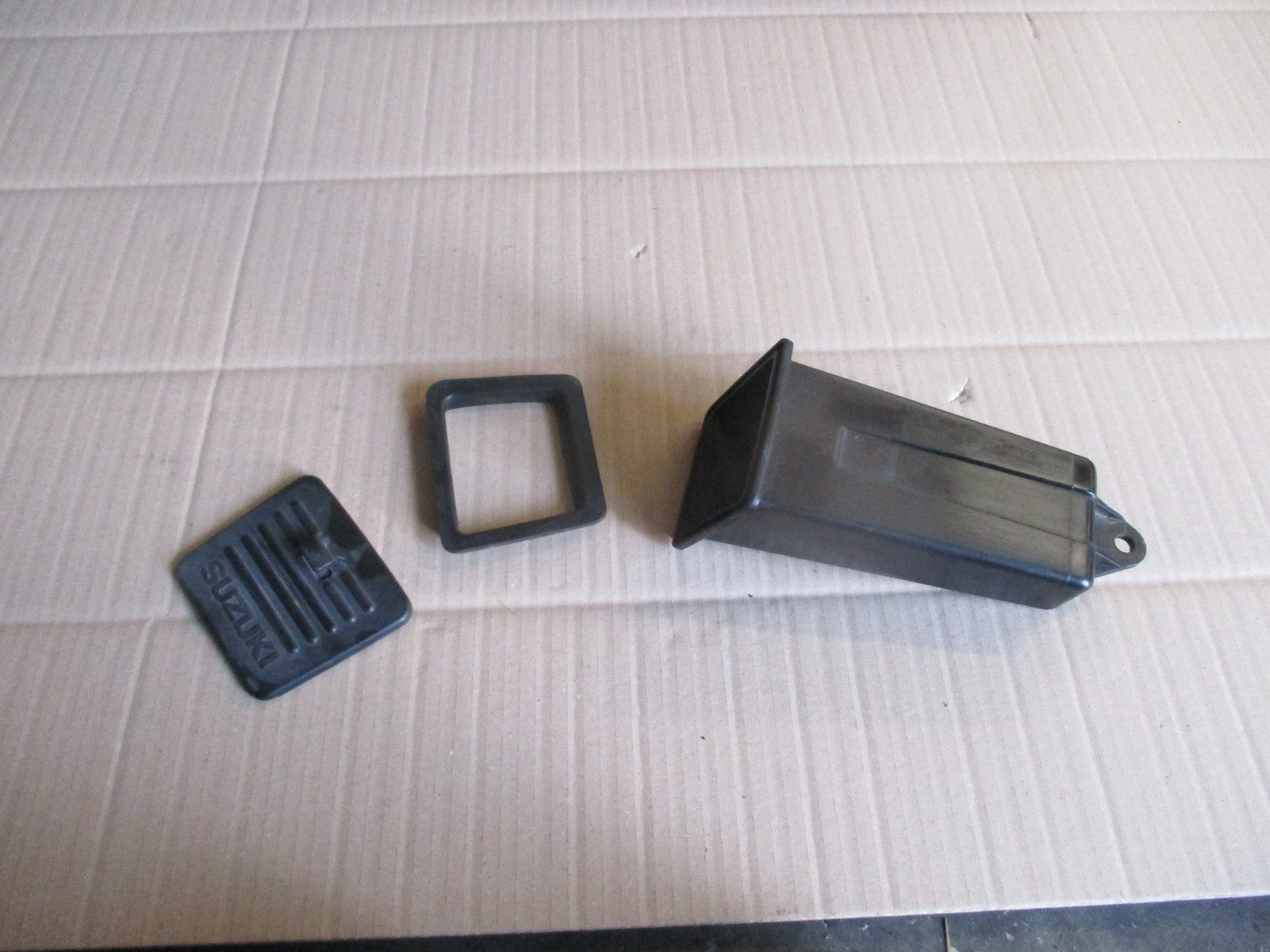 Boite à outils vide Suzuki 750 DR - 800 DR - SR41A - SR42A