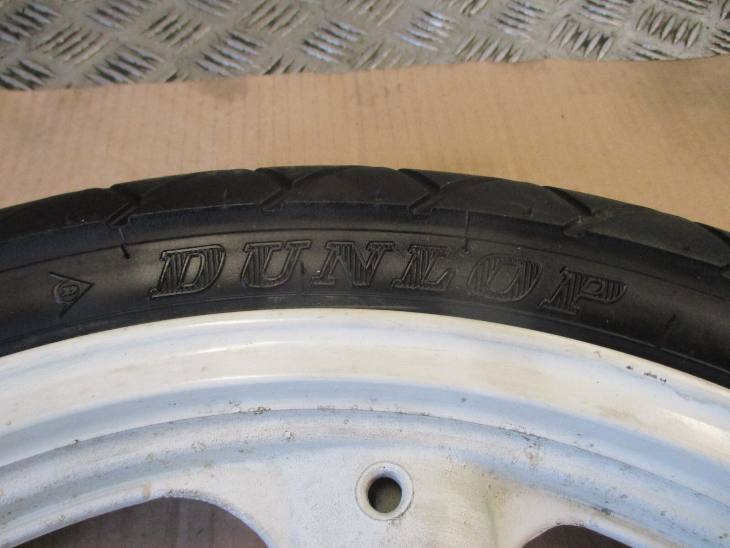 Roue avant avec pneu DUNLOP Arrowmax ayant peu roulé pour Yamaha 125 TZR - 2RL