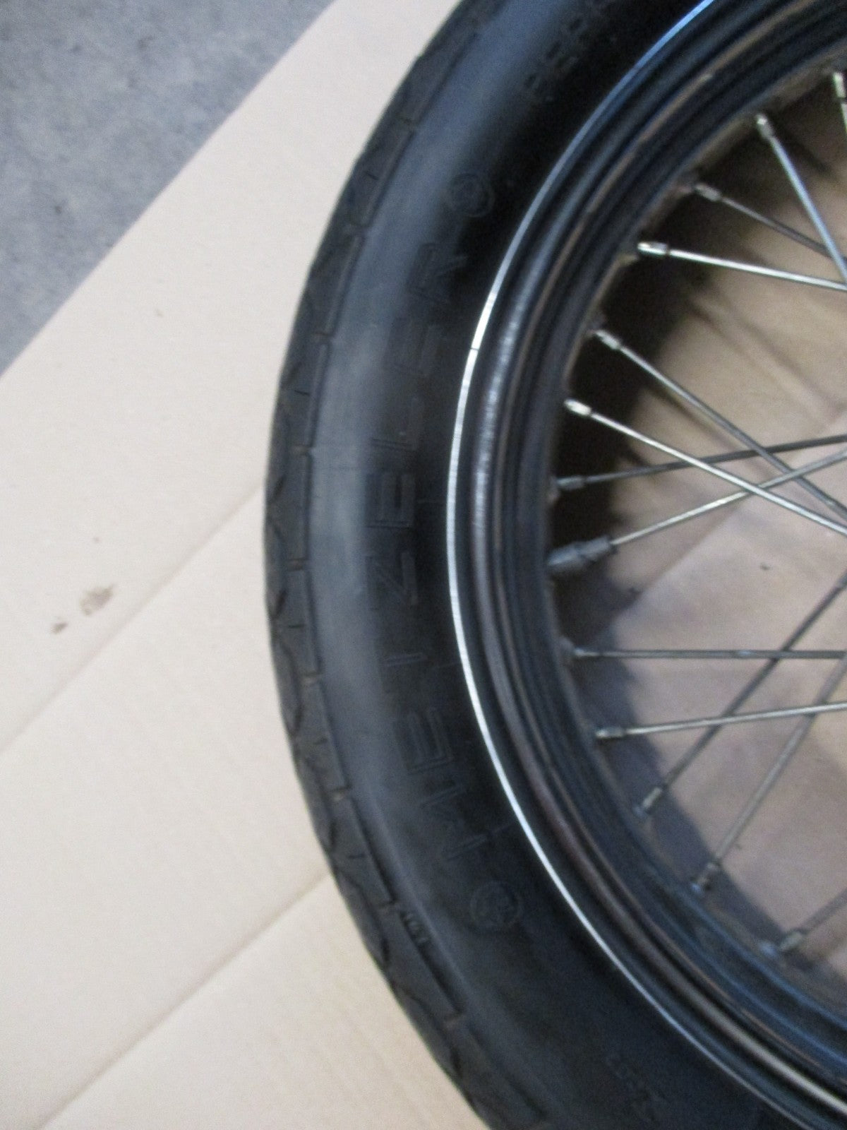 Roue avant avec pneu très peu roulé pour Suzuki 125 GZ Marauder