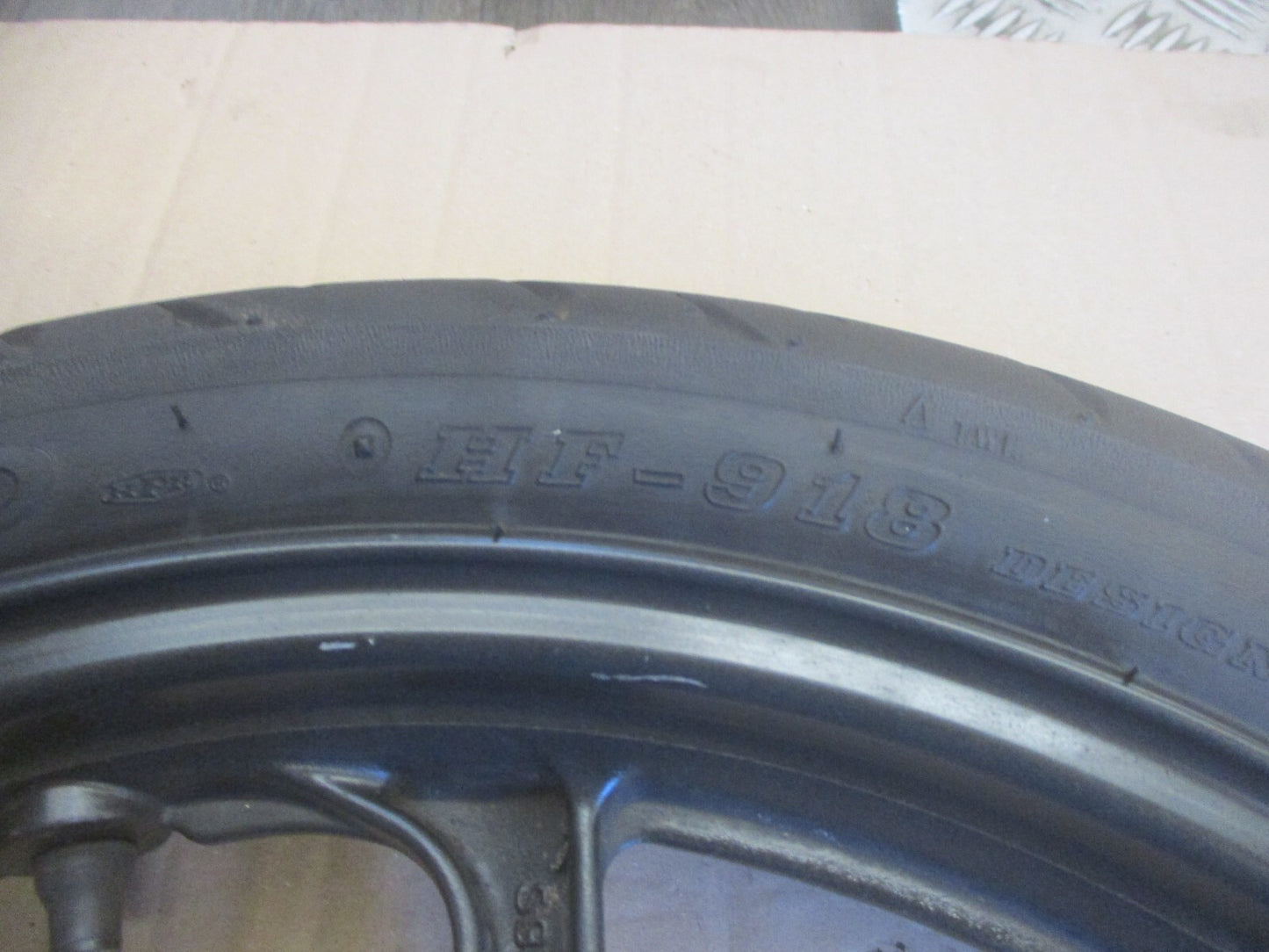 Roue avant avec pneu bon état pour Honda 125 CBR - JC34